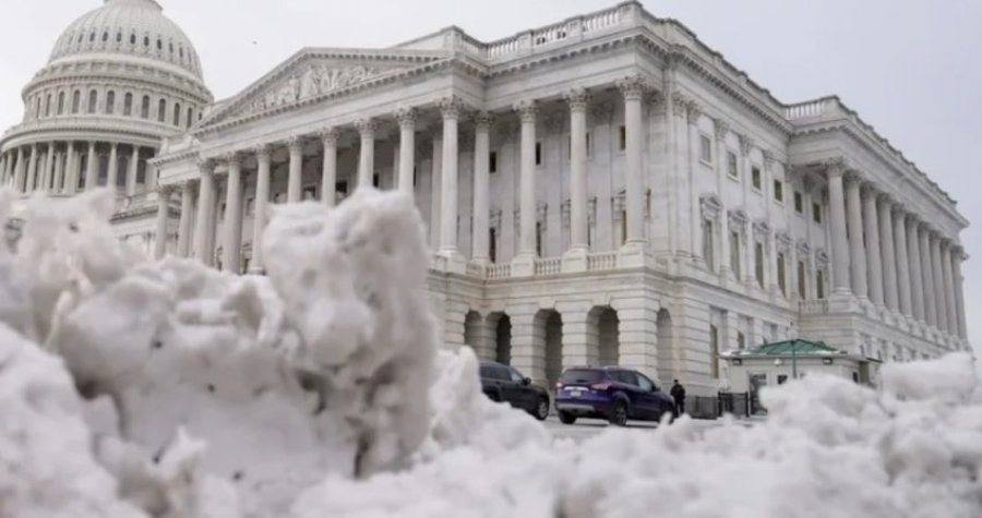 'Çmendet' moti në SHBA, reshjet ekstreme të borës i marrin jetën 83 personave