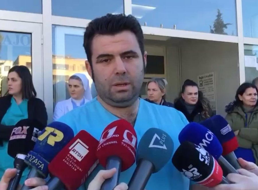 Protestë në spitalin e Shkodrës, ministria e Shëndetësisë 'harron' përsëri të japë pagat