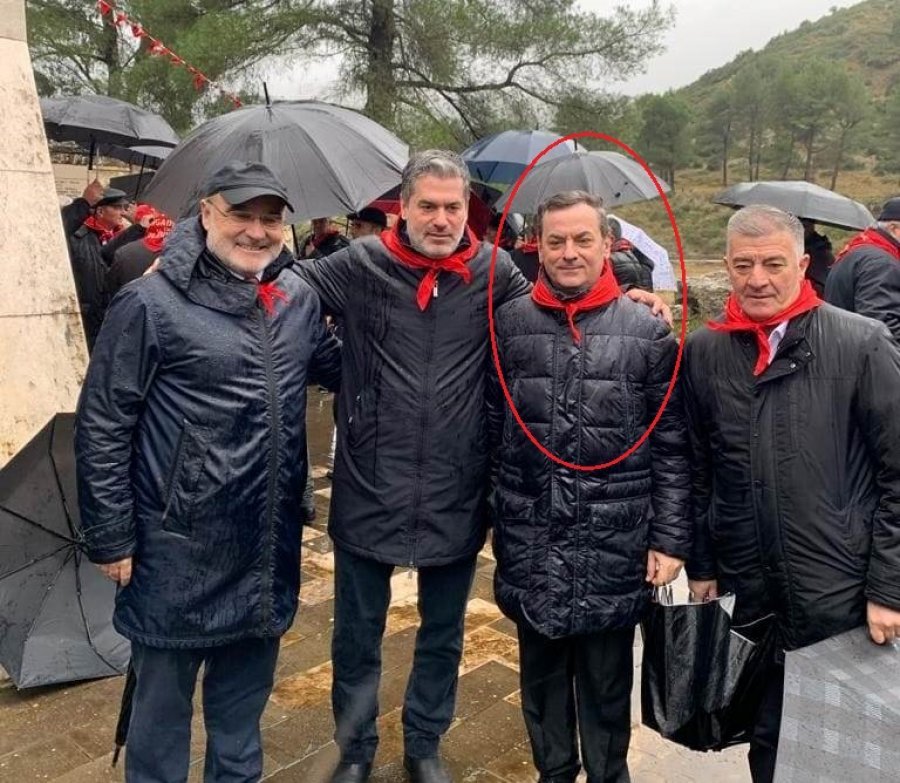 FOTO/ Dokumenti Sokol Sadushi shfaqet me shallin e kuq komunist në qafë, po ja çfarë thotë  ‘Kodi i Etikës Gjyqësore’