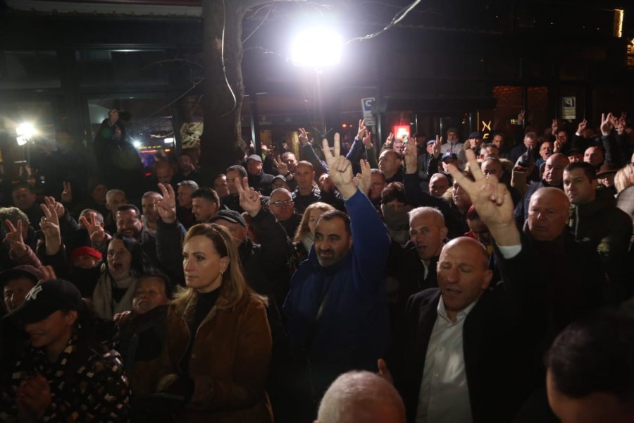 ‘23 ditë protestë’/ Qindra demokratë mblidhen sërish në mbështeteje të liderit të opozitës Sali Berisha