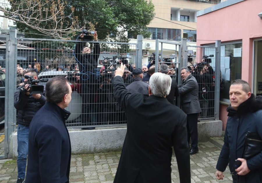 FOTOLAJM/ ‘Beteja me krimin vazhdon’/ Lideri i opozitës pritet me entuziazëm nga protestuesit