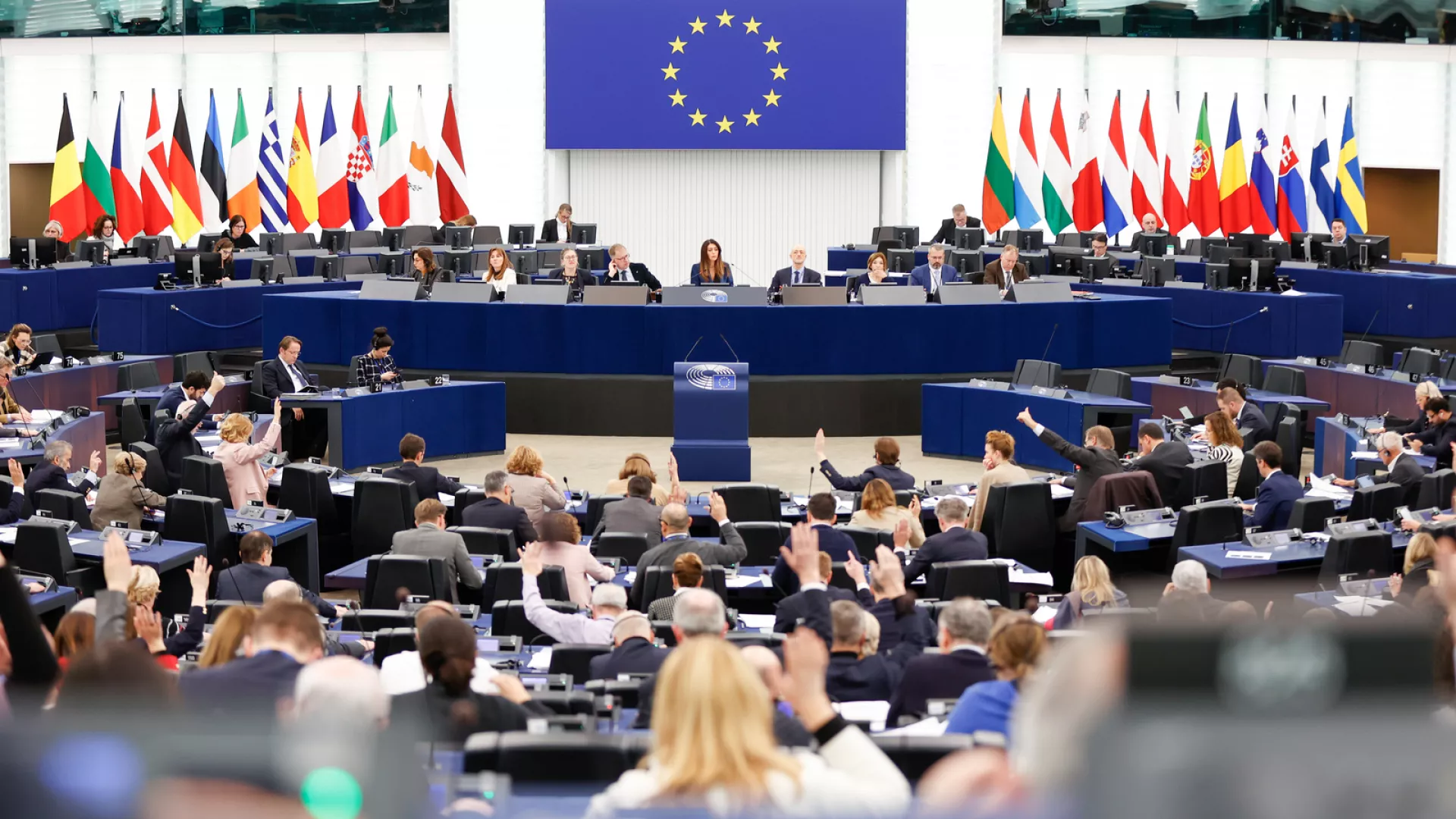 Populistët e krahut të djathtë mund të fitojnë kontrollin e Parlamentit të BE për herë të parë, thotë studimi