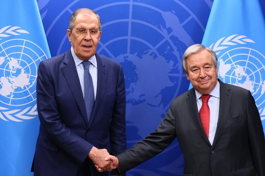 Guterres shtrëngon duart me Lavrov, shpërthejnë kritikat në rrjetet sociale