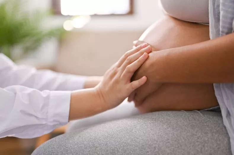 Kimikatet në produktet e bebeve mund të shkaktojnë lindje të parakohshme