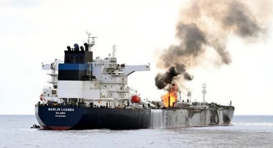 Flakë e tym në Gjirin e Adenit, Houthis sulmon anijen e lidhur me Britaninë