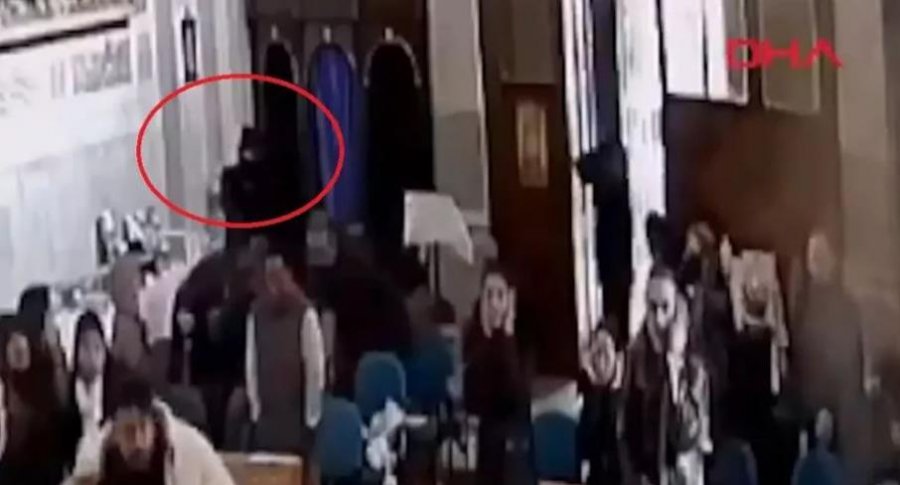 Momenti kur autorët qëllojnë me armë brenda kishës në Turqi