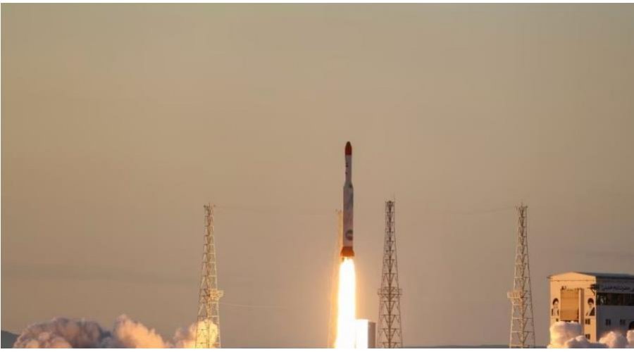 Irani dërgon në orbitë tre satelitë