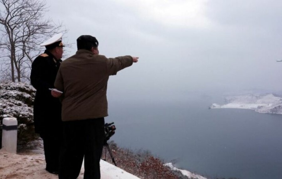 Koreja e Veriut teston një raketë të re lundruese, Kim Jong Un: Moment kyç në ndërtimin e fuqisë tonë detare