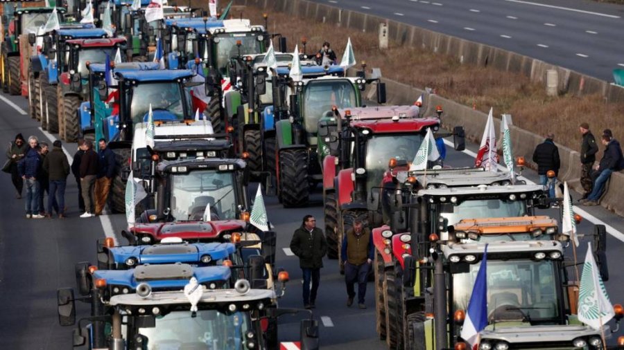 Traktorët bllokojnë rrugët kryesore të Europës/ Pse po protestojnë fermerët?