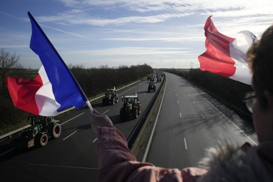 Parisi nën 'rrethim', fermerët bllokojnë hyrjet dhe daljet e qytetit, 15 mijë policë në rrugë