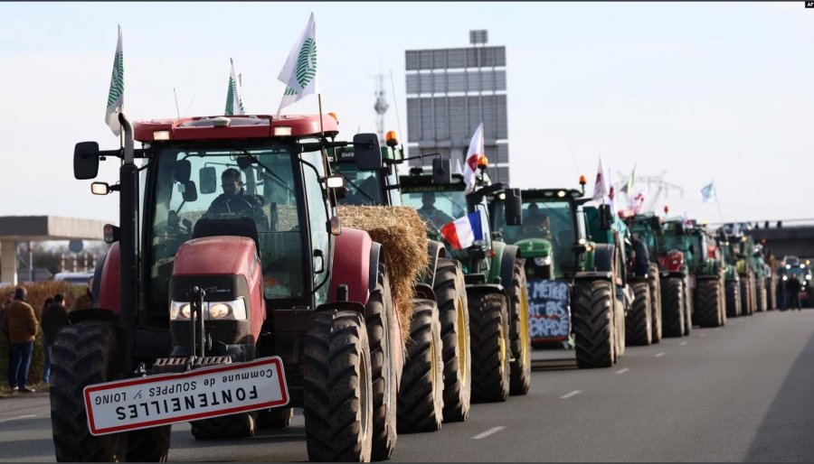 Bujqit francezë e rrethojnë me traktorë Parisin