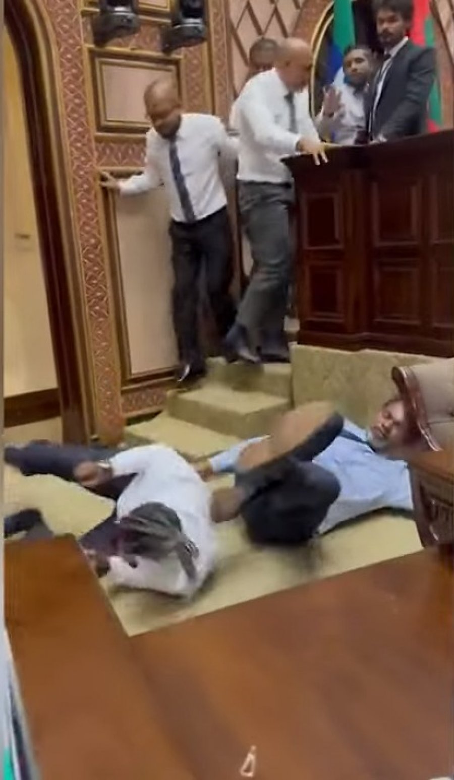 Grushte dhe shkelma mes mazhorancës dhe opozitës në Parlament gjatë votimit të ministrave të kabinetit