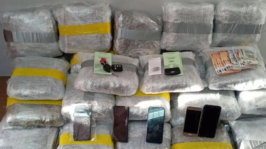 54 kilogramë drogë brenda në makinë, arrestohen tre të rinj në Janinë
