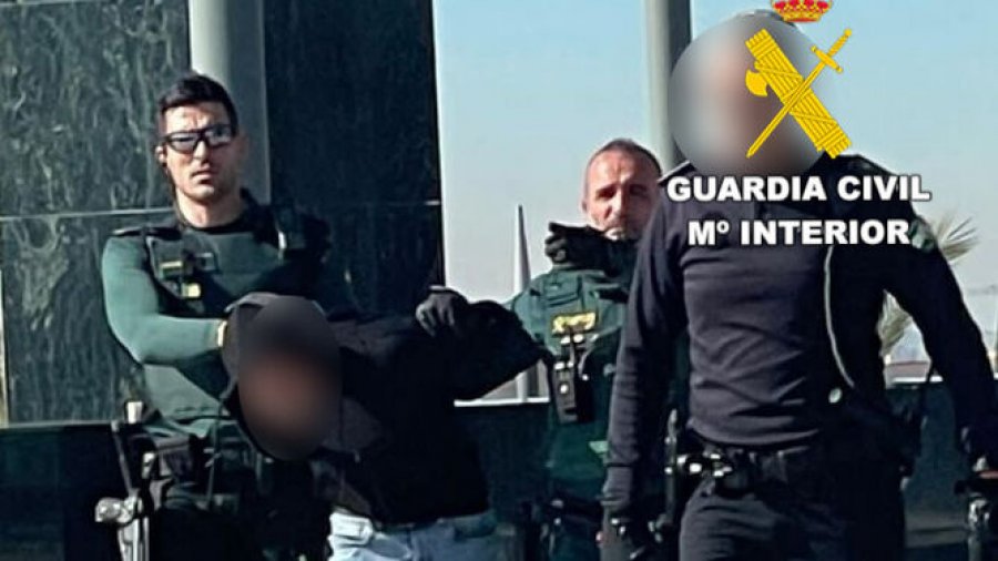 Tentuan të zhvatnin 150 mijë euro nga një grua, arrestohen 3 shqiptarë në Spanjë