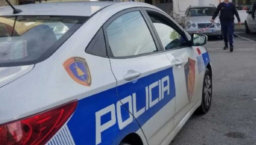 Fier, në kërkim për vjedhje dhe dhunim banese, ndalohet 50-vjeçari
