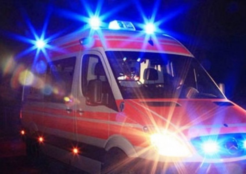 Dhunohet barbarisht një polic bashkiak në Vlorë, transportohet me urgjencë në spital