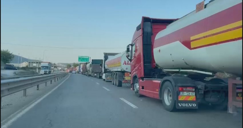 Radhë kilometrike në Morinë, i nxehti ekstrem bllokon edhe kamionët në Kosovë