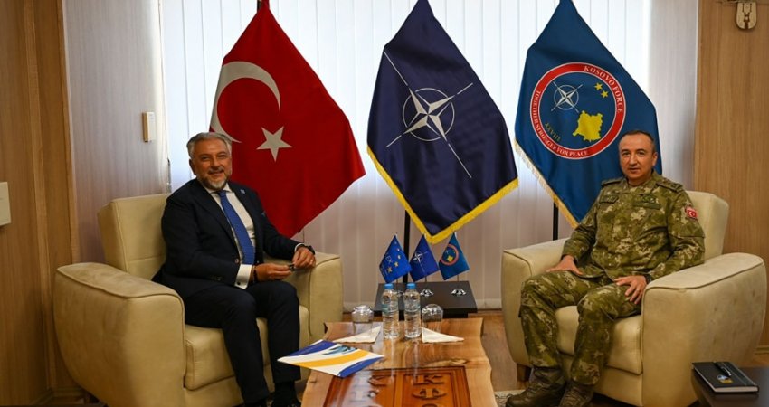 Komandanti i KFOR-it takohet me shefin e EULEX-it, flasin për mbështetjen e dialogut Kosovë-Serbi