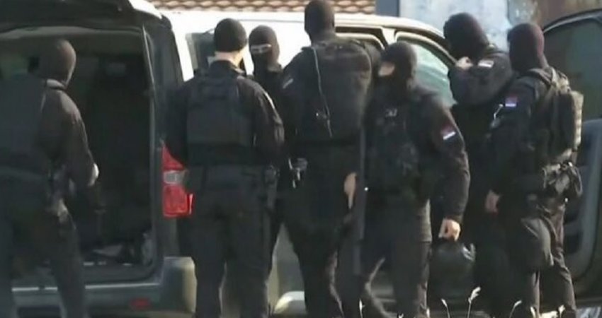 Flet polici serb i plagosur thotë se “sulmuesi fillimisht ka qenë i buzëqeshur, pas kontrollit janë dëgjuar të shtëna”
