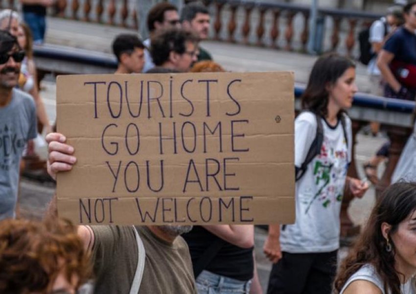Barcelona njofton ‘luftë’ në Airbnb, synon eliminimin e apartamenteve turistike deri në vitin 2028