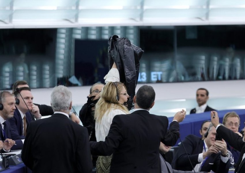 Eurodeputetja rumune ndërpret fjalimin e Von der Leyen, nxirret me forcë nga PE