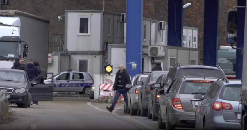 Nisin kolonat në kufirin Serbi-Kosovë, pritja deri në 1 orë te Dheu i Bardhë