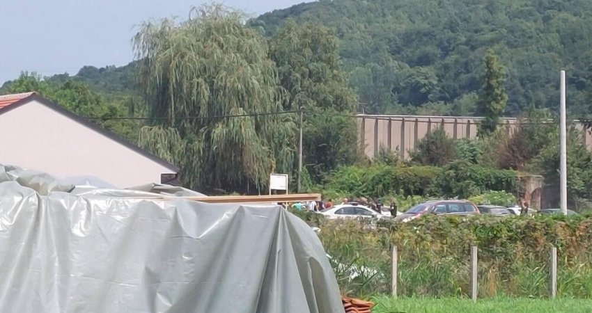 Pamje nga vendi i ngjarjes ku dyshohet se është vrarë Faton Hajrizi