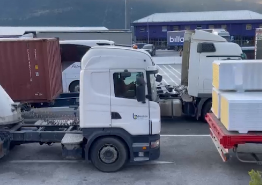 Kamionët 'bllokohen' në kufi, pala kosovare kontrolle të shtuara në pikën kufitare të Morinës