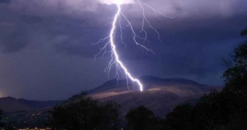Si pasojë e rrufeve të mëdha, digjet një shtëpi në Rahovec 