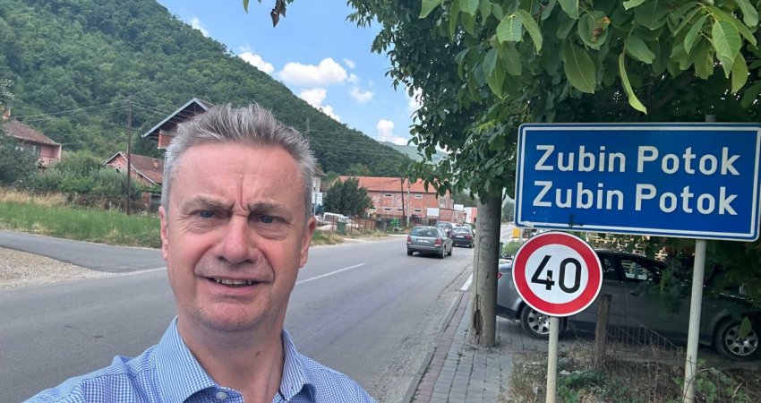Ambasadori britanik viziton veriun