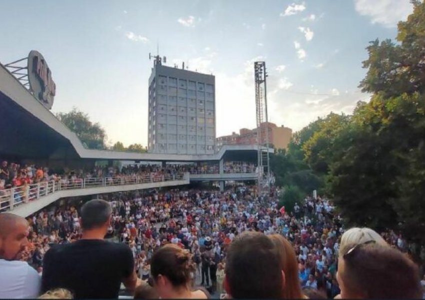 Dhimbje koke për Vuçiç, protesta kundër minierës të litiumit në Serbi