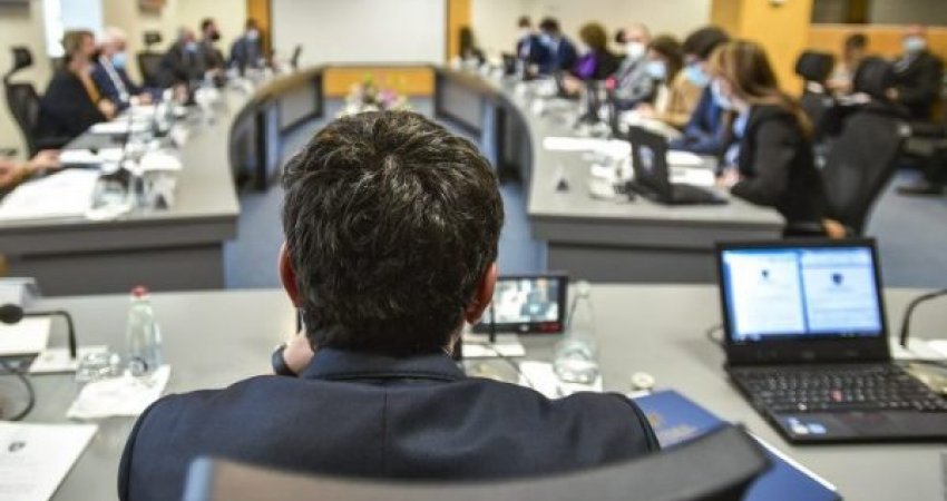 Qeveria bën ndryshimet në UA për t’ia kaluar pronat e Radojiçiqit në shfrytëzim Policisë së Kosovës, Kurti: Gjenden në pika strategjike 