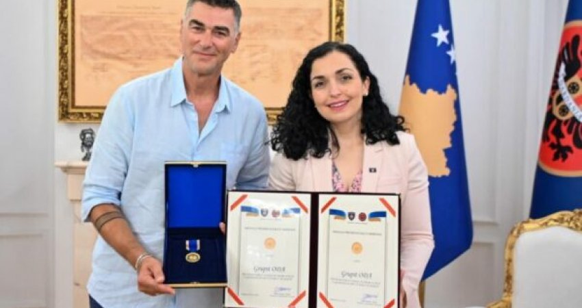 Osmani ia dorëzon medaljen Presidenciale të Meritave rok-grupit “Oda”