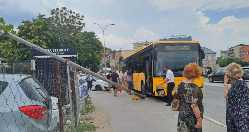 Autobusi i trafikut urban godet një shtyllë