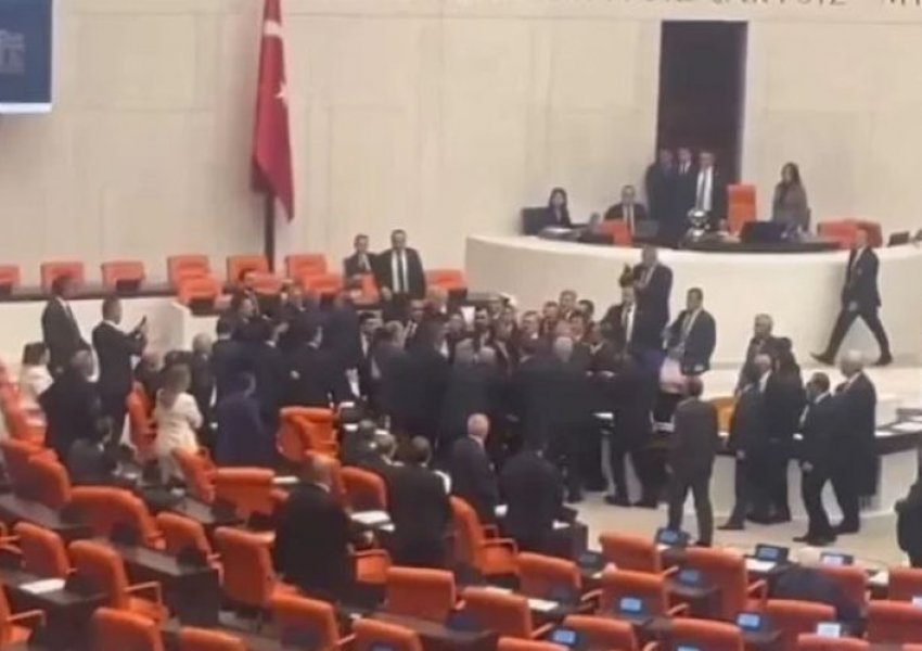 Turqi/ Plas sherri në parlament, deputetët goditen me grushta