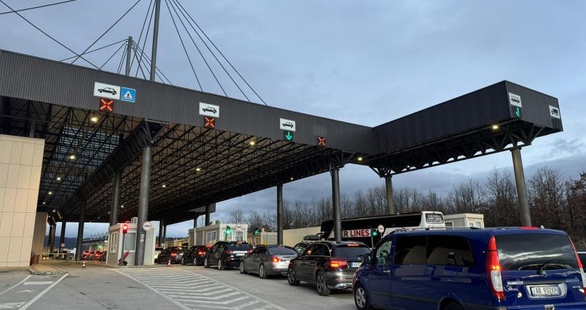 Ardhja e mërgimtarëve, pritje tek Dheu i Bardhë deri në 3 orë