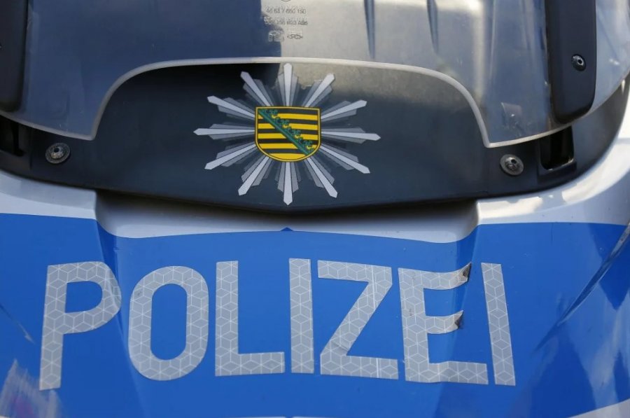 Policia gjermane ndalon shqiptarin/ Shokohen nga gomat e kamionit...