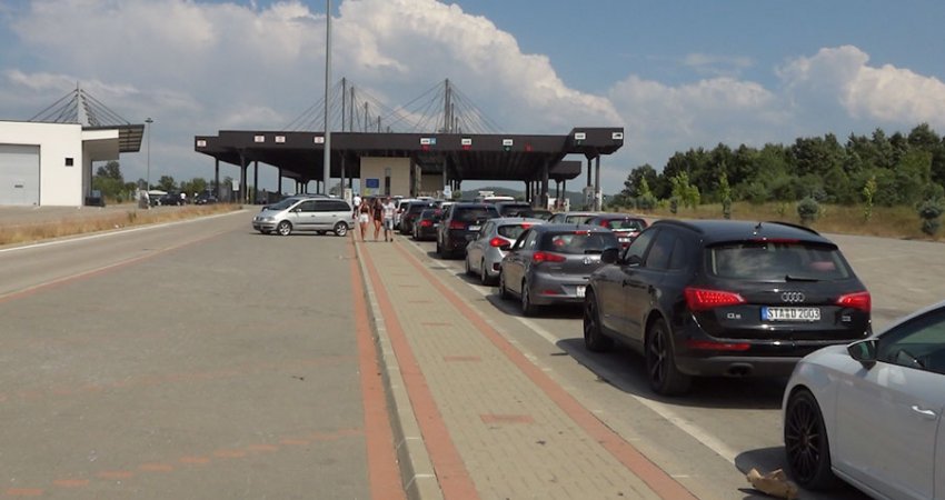 Ja sa gjatë po presin mërgimtarët për të hyrë në Kosovë