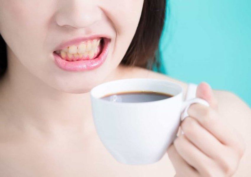Simptoma në gjuhën tuaj e cila po ju sinjalizon se nuk duhet të pini kafe…