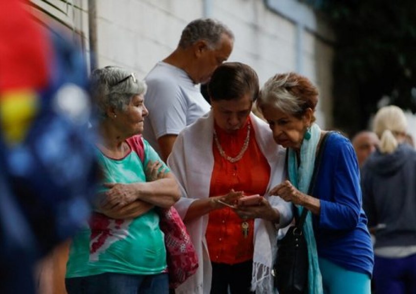 Zgjedhjet në Venezuelë, qeveria dhe opozita pretendojnë fitore
