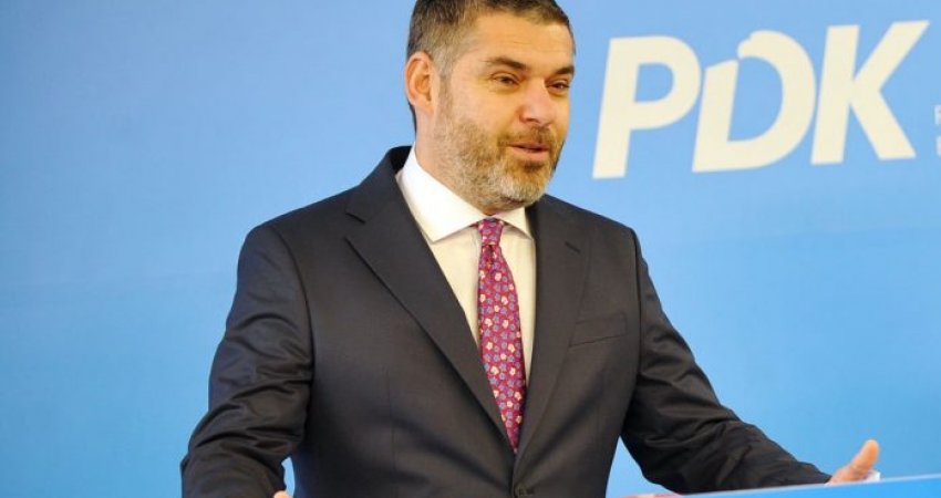 “Mbledhja e jashtëligjshme”- Kastrati akuzon VV-në për vjedhje të mandatit: Vetëm në kohën e Millosheviqit kemi parë veprime të ngjashme