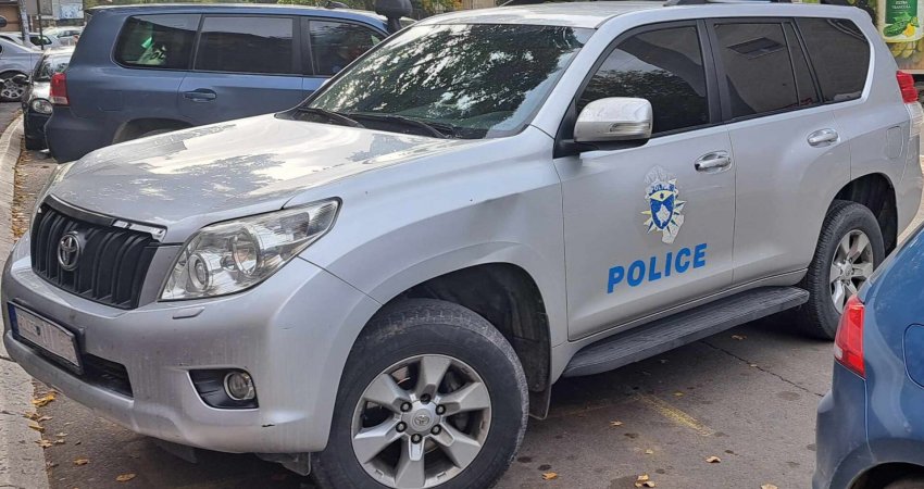 Policia bastis shtëpinë e një të dyshuari në Zveçan, gjen armë e municion