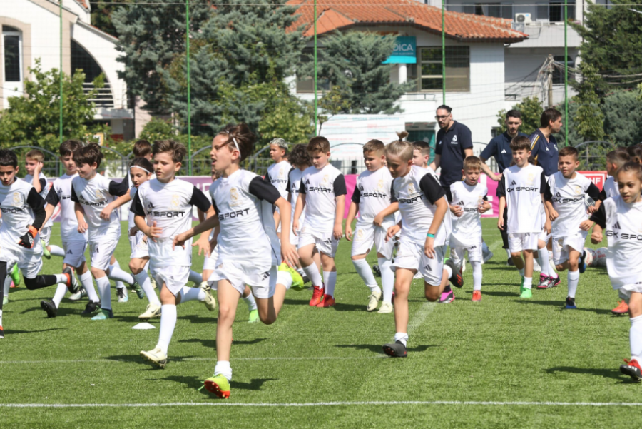 Real Madrid Foundation zbarkon në ‘Shtëpinë e Futbollit’, testohen 70 futbollistë të vegjël