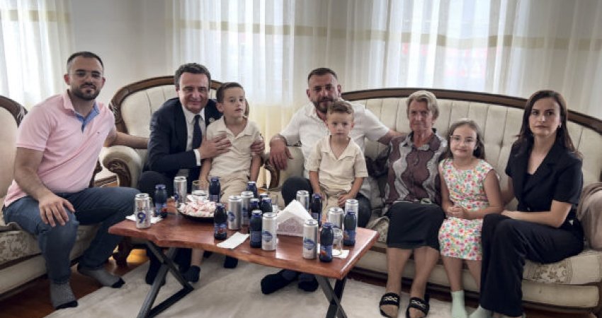 Në Ditën e Çlirimit, Kurti shkon te familja Bala të cilës forcat serbe ia vranë gjashtë anëtarë, pesë prej tyre fëmijë