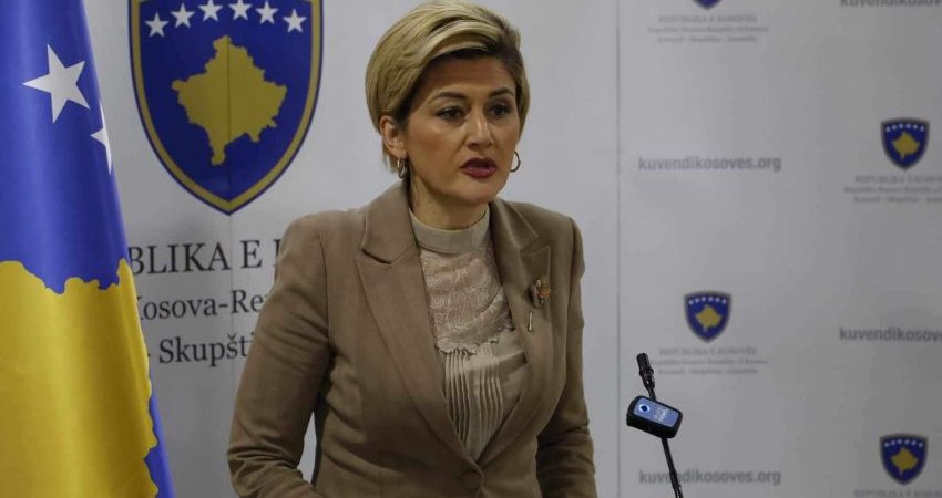 Kusari-Lila kërkon përjashtimin e Serbisë nga KiE: Bllokimi i 300 kosovarëve rrezikon jetë