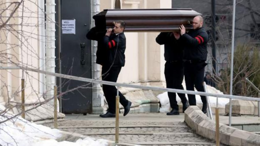 Moskë, turma shpërthen në duartrokitje kur mbërrin arkivoli i Navalny dhe këndon: Ti nuk kishe frikë, dhe as ne!