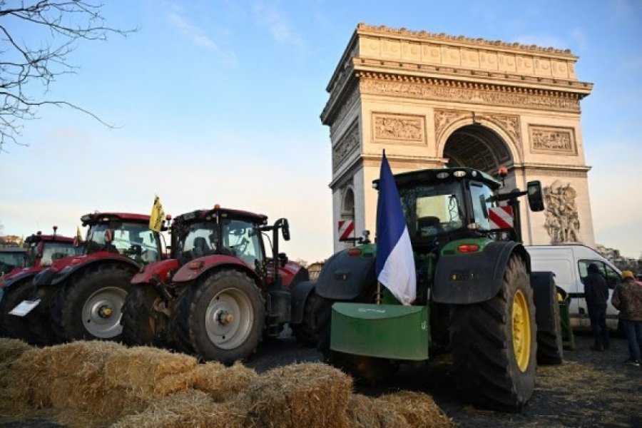 Fermerët francezë bllokojnë rrugët me traktorë në Paris