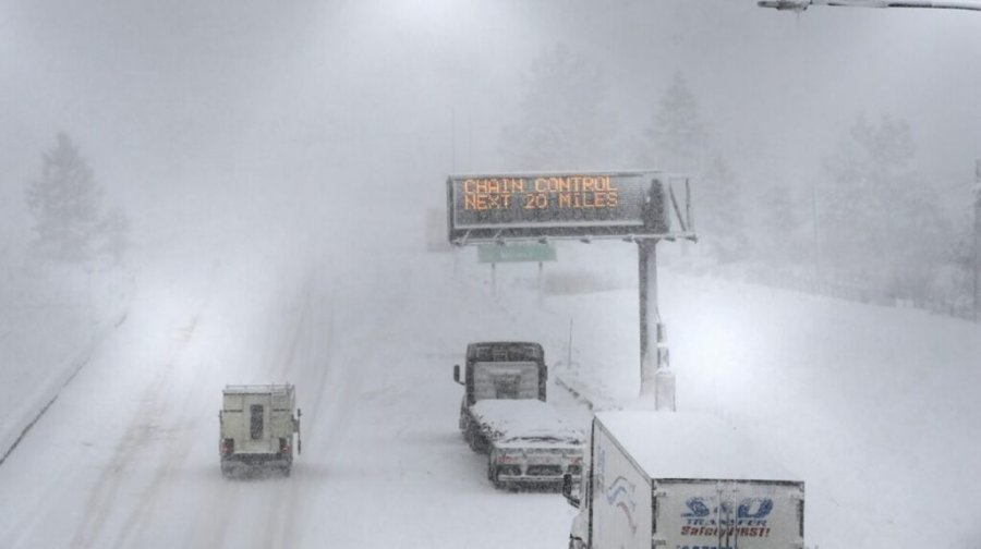 Kalifornia dhe Nevada goditen nga stuhi të forta bore