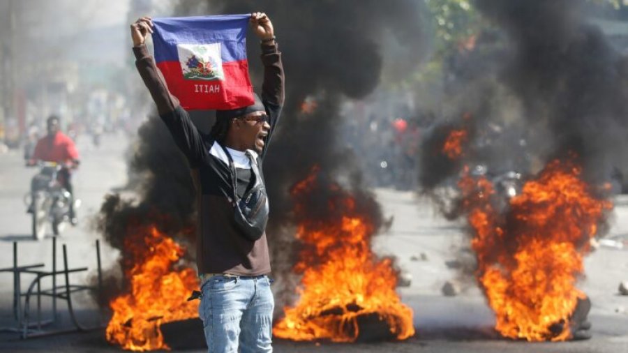 Haiti në kaos! Bandat shpartallojnë burgjet dhe kërkojnë dorëheqjen e kryeministrit     