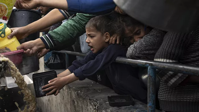 Fëmijët po vdesin nga uria në veri të Gazës, vë alarmin OBSH